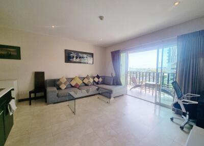 Steps from the beach, this condo is available for sale and rent at an excellent price!!