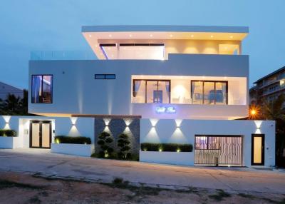 Modern Luxury Style Mansion For Sale in Pratumnak , Pattaya