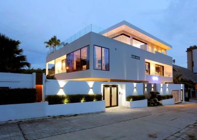 Modern Luxury Style Mansion For Sale in Pratumnak , Pattaya