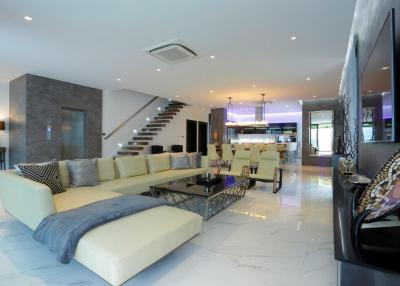 Modern Luxury Style Mansion For Sale in Pratumnak , Pattaya