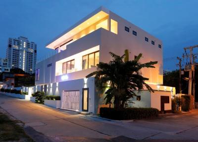 Modern Luxury Style Mansion For Sale in Pratumnak , Pattaya