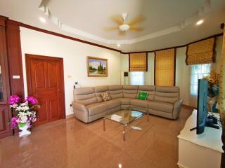 5 Bedrooms House For Sale or Rent in Huay Yai