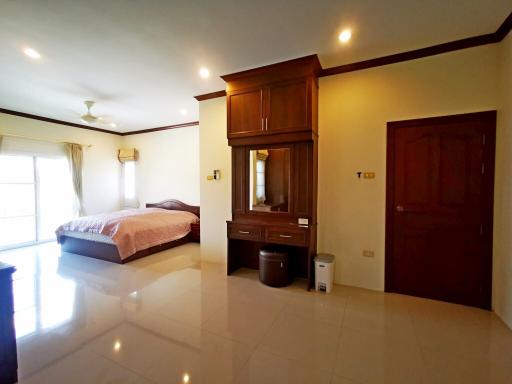 5 Bedrooms House For Sale or Rent in Huay Yai