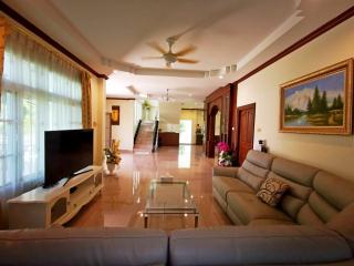 5 Bedrooms House For Sale or Rent in Huay Yai