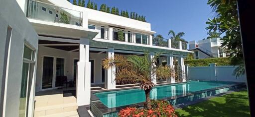 Luxury 4 Bedroom House For Sale in Jomtien