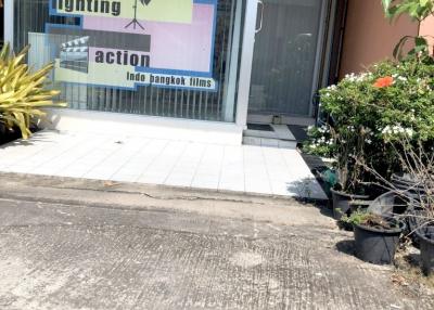 Commercial building for sale