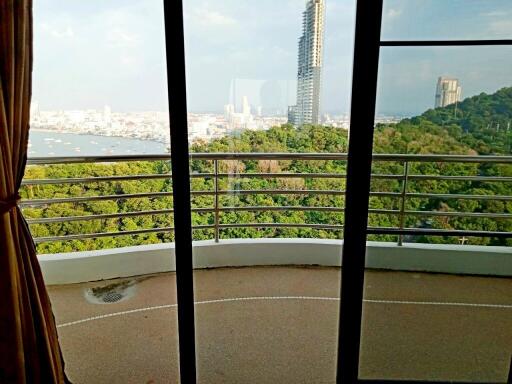 Beachfront condo for sale on Pratumnak Hill