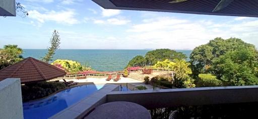 Lovely 3 bedrooms beachfront Condo for sale