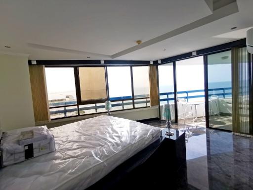 Sea view condo for sale at Jomtien Plaza Condotel