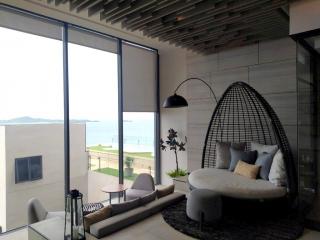 Luxury sea view condo for sale on Pratumnak Hill