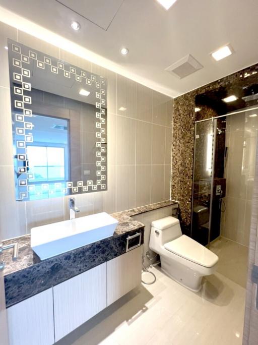 Sea view condo in The Palm Wong Amat for sale