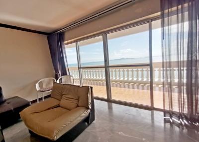 Beachfront condo for rent at Wongamat