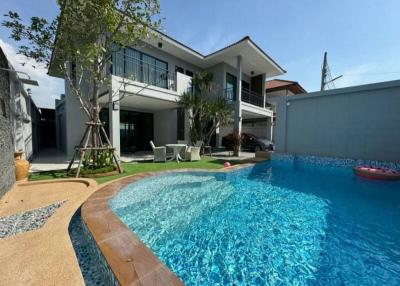 Luxurious house with swimming pool in the backyard