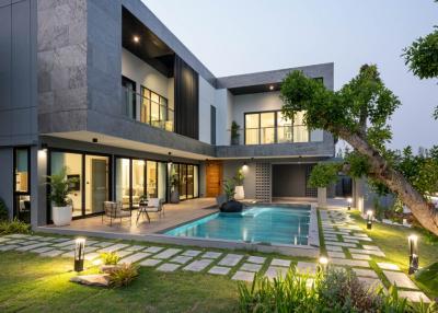 Luxury Pool Villa For Sale at East Pattaya