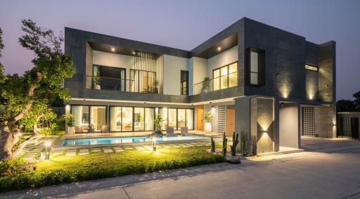 Luxury Pool Villa For Sale at East Pattaya