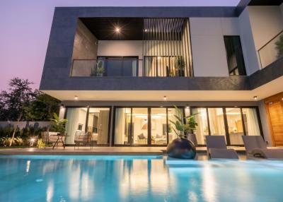 Luxury Pool Villa For Sale at East Pattaya