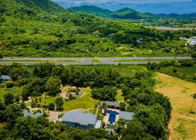 Commercial: Unique, sizeable resort property in Bang Saray