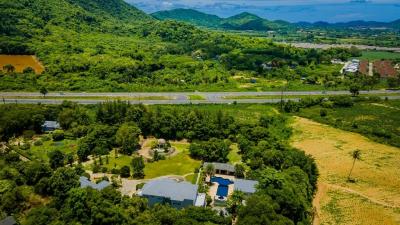 Commercial: Unique, sizeable resort property in Bang Saray