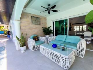 Luxury Pool Villa For Sale At Jomtien Park Villa