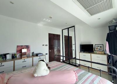 Modern 2 Bedrooms Condo For Sale in Pratumnak Hill