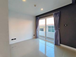 3 Bedrooms Condo For Sale in Pratumnak Hill