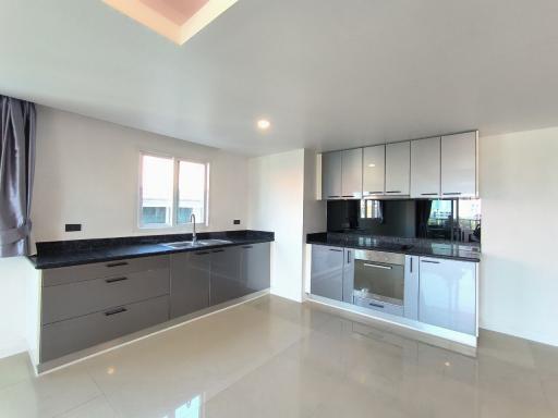 3 Bedrooms Condo For Sale in Pratumnak Hill