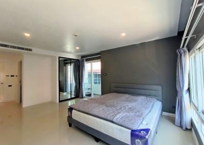 3 Bedrooms Condo For Sale in Pratumnak Hill