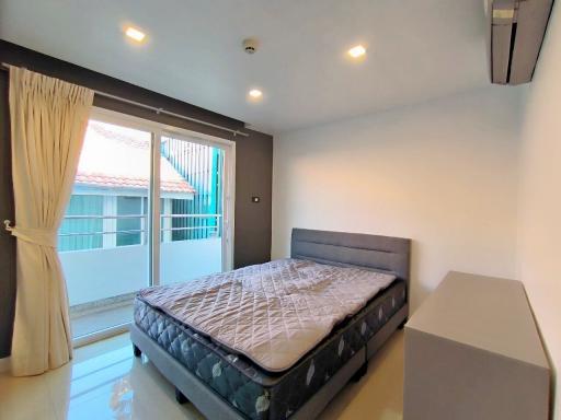 3 Bedrooms Condo For Sale in Pratumnak Hill