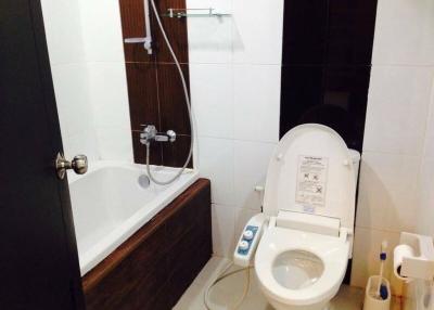 Modern bathroom with toilet and bathtub