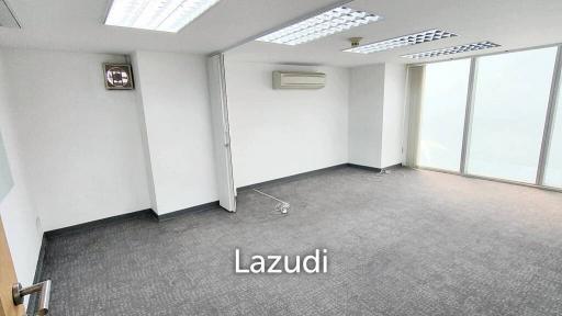 Office/Retail space for rent in Huaykwang