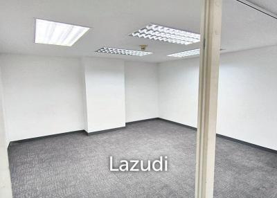 Office/Retail space for rent in Huaykwang