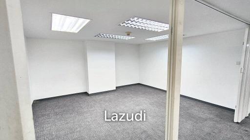 Office/Retail space for rent in Huaykwang