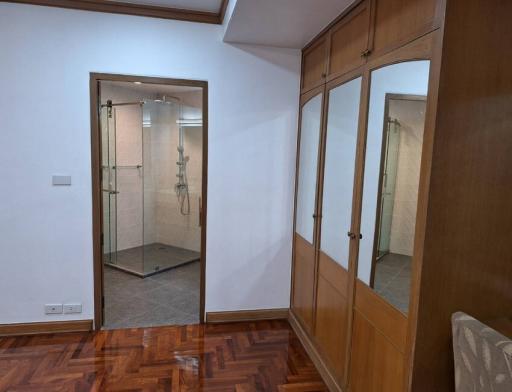 Ruamsuk Condominium  Spacious 3 Bedroom Property in Phrom Phong