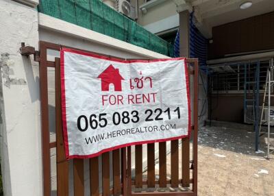 For Rent Bangkok Town House Sukhumvit BTS Phra Khanong Watthana