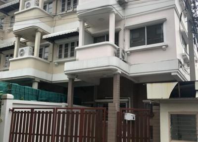 For Rent Bangkok Town House Sukhumvit BTS Phra Khanong Watthana