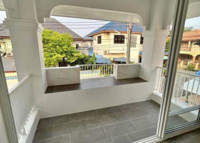 Spacious balcony with a view of the neighborhood