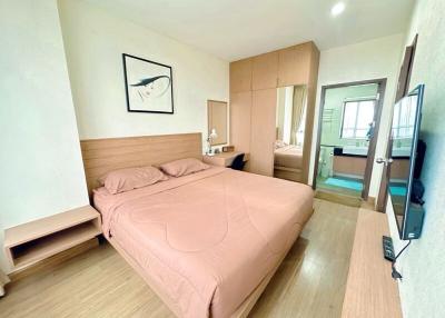 Spacious bedroom with en-suite bathroom and modern design
