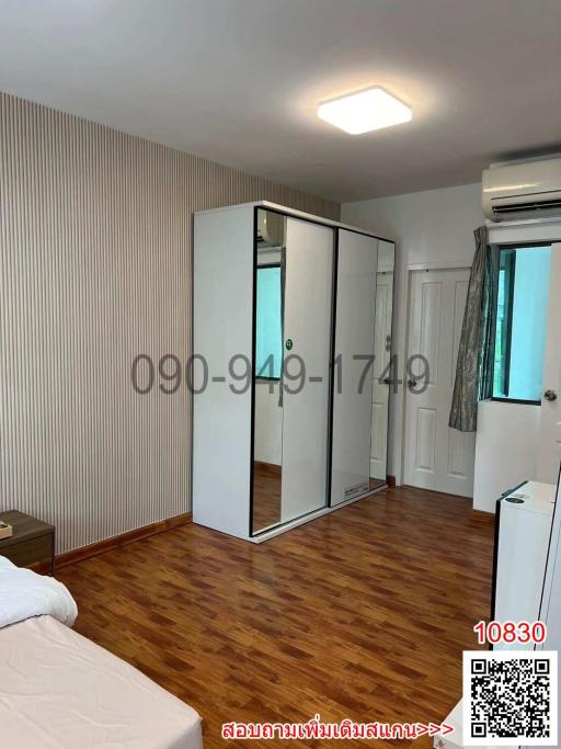 Bedroom with mirrored wardrobe and parquet flooring