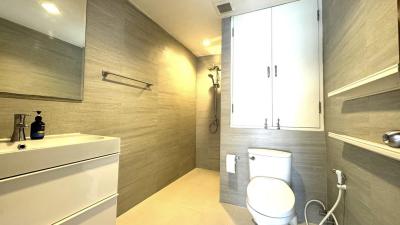 Modern bathroom with neutral color scheme