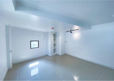 Newly Renovated 1BR in President Park Sukhumvit 24 - Spacious & Pet Friendly