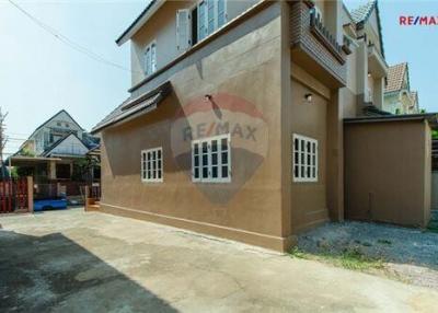 164 Sqm., 4 Beds Townhouse listed for ฿ 4,500,000.