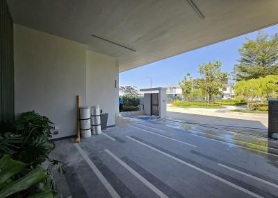 Spacious and modern building entrance with a high ceiling and natural light