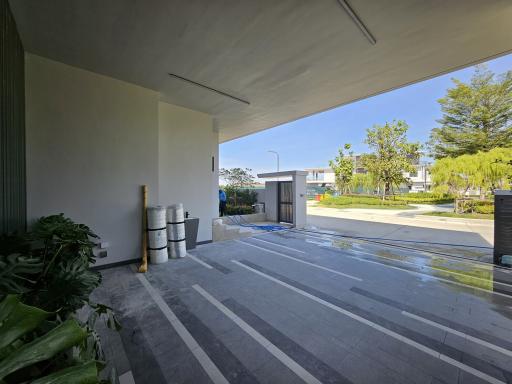 Spacious and modern building entrance with a high ceiling and natural light