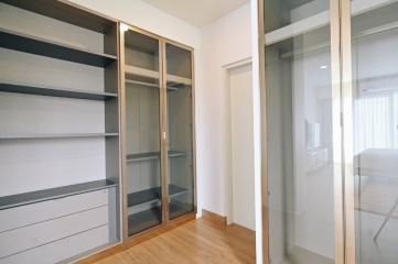 Modern bedroom with spacious built-in wardrobe and mirrored doors