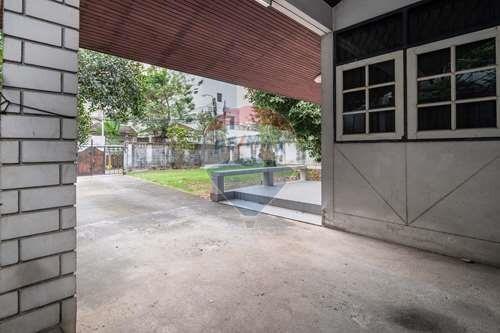143 Sqm. Land listed for ฿ 69,300,000.