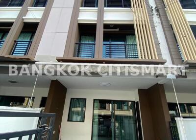 Townhouse at Baan Klang Muang Kanlapaphruek for sale