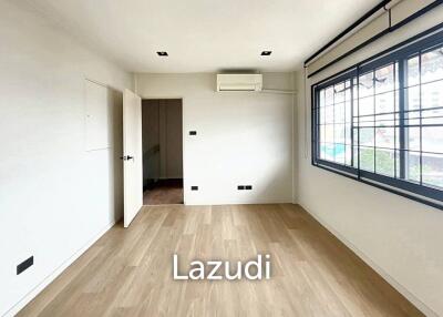 3 Bed 2 Bath 112 SQ.M Townhouse Charoenkrung 107