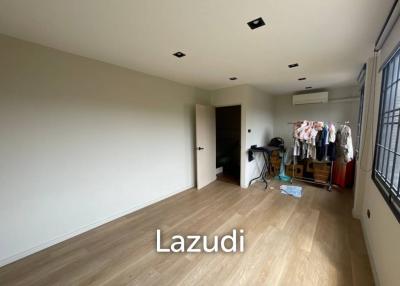 3 Bed 2 Bath 112 SQ.M Townhouse Charoenkrung 107