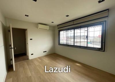 3 Bed 2 Bath 112 SQ.M Townhouse Charoenkrung 107