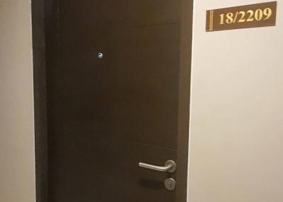 Entry door of apartment 18/209